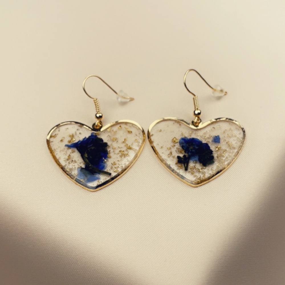 Heart earrings with flower
